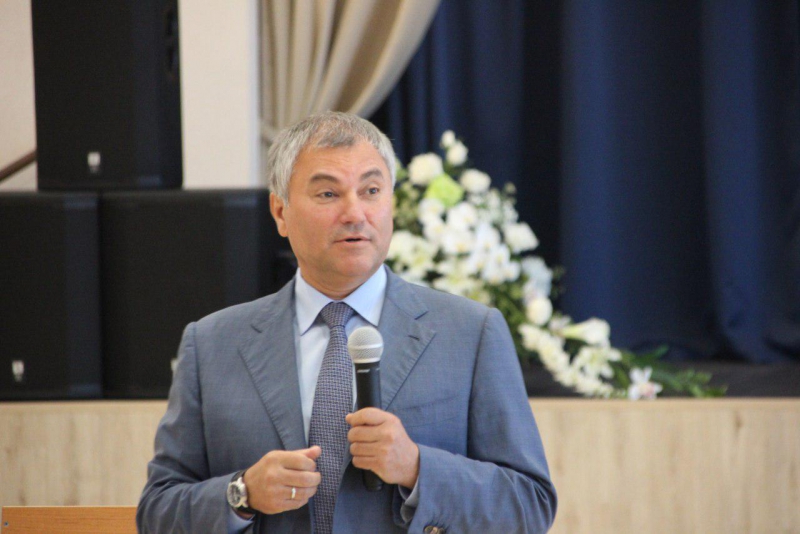 Председатель ГД посоветовал выпускникам брать пример с директора елшанской гимназии