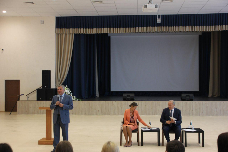 Председатель ГД посоветовал выпускникам брать пример с директора елшанской гимназии