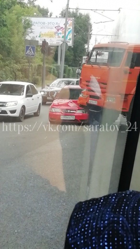 В Кировском районе «КамАЗ» подмял «Нексию»