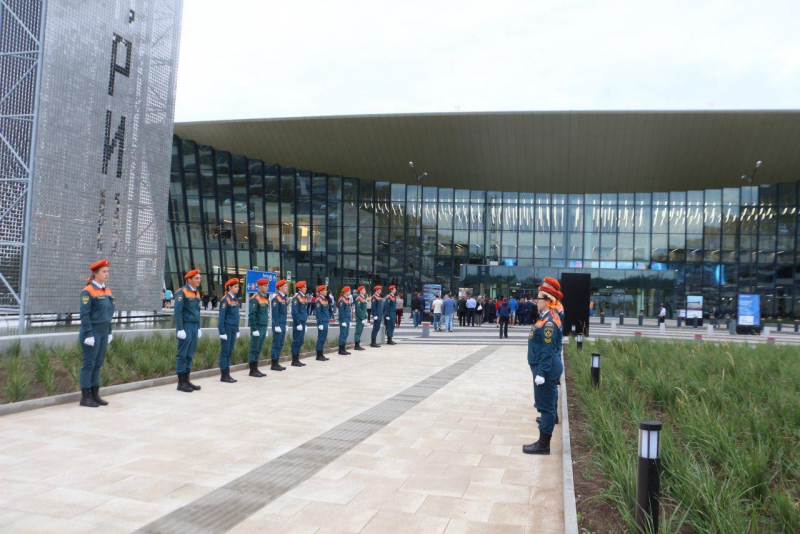 На аллее Космонавтов у нового аэропорта появилась табличка с автографом Гагарина