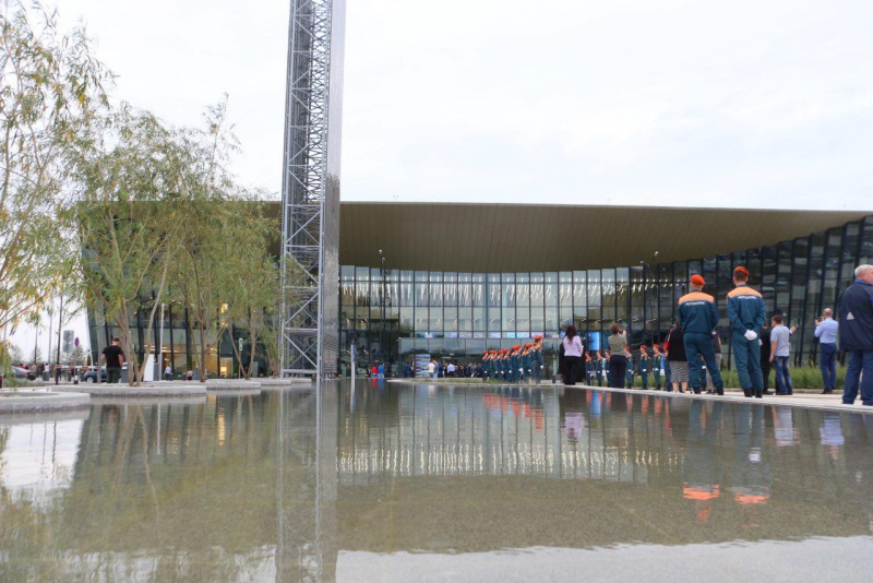 На аллее Космонавтов у нового аэропорта появилась табличка с автографом Гагарина