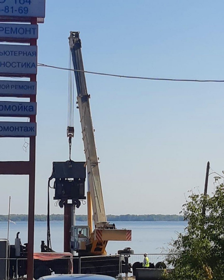 На новой набережной устанавливают первую сваю для укрепления берега