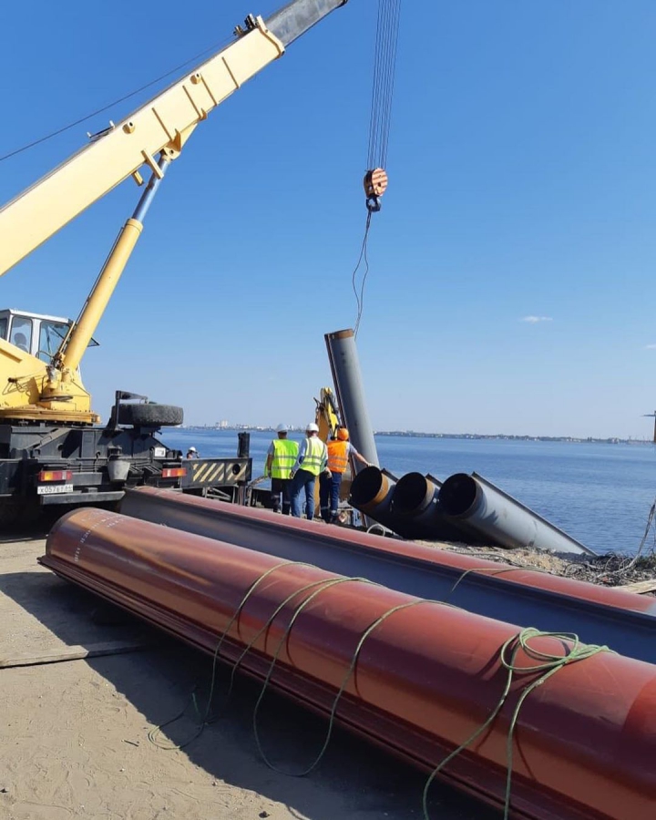 На новой набережной устанавливают первую сваю для укрепления берега