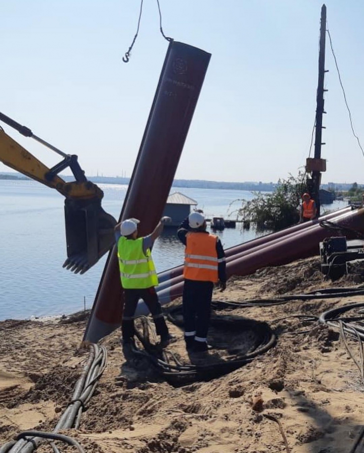 На новой набережной устанавливают первую сваю для укрепления берега