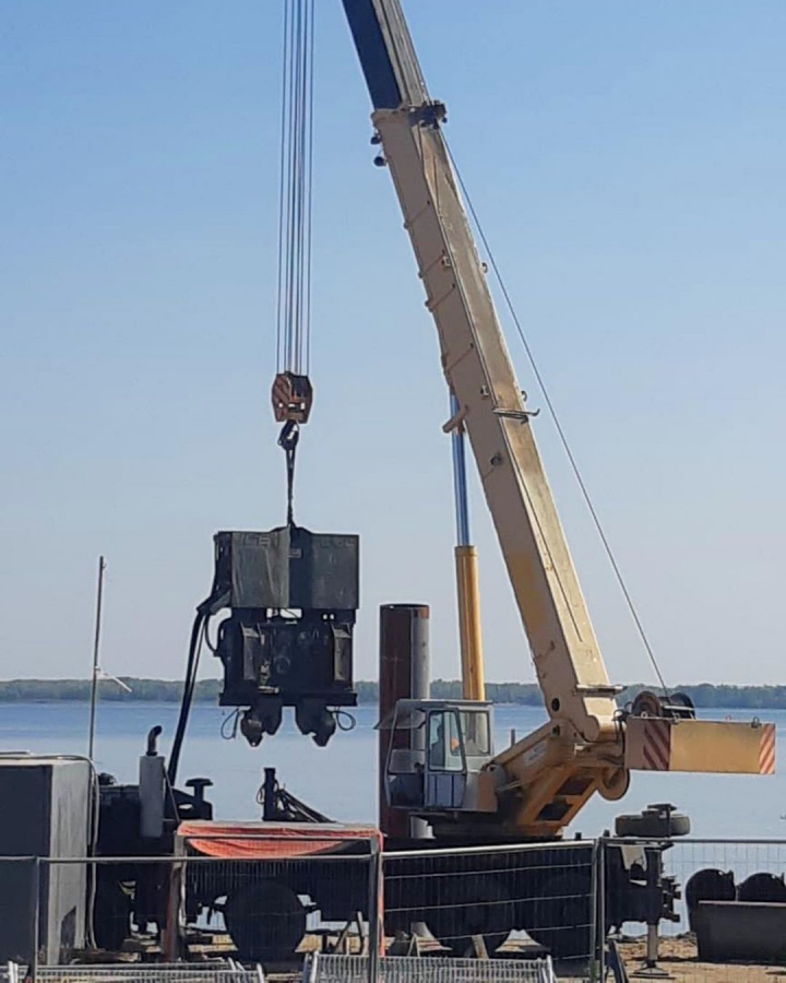 На новой набережной устанавливают первую сваю для укрепления берега