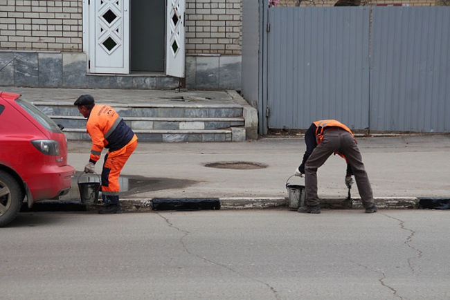 На Чернышевского красят бордюры по слою грязи