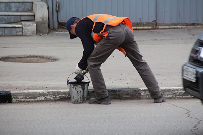 На Чернышевского красят бордюры по слою грязи