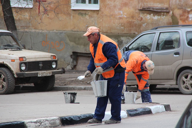 На Чернышевского красят бордюры по слою грязи