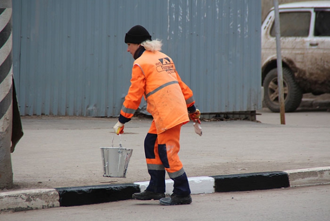 На Чернышевского красят бордюры по слою грязи