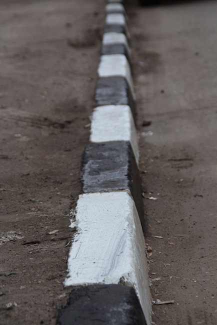 На Чернышевского красят бордюры по слою грязи