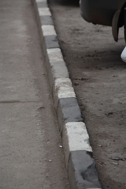 На Чернышевского красят бордюры по слою грязи