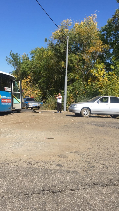 У Монахова пруда пьяный шофер «ВАЗа» столкнулся с автобусом. Трое ранены