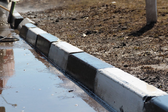 «Городские дороги плюс» показали, как нужно мыть бордюры