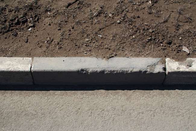 «Городские дороги плюс» показали, как нужно мыть бордюры