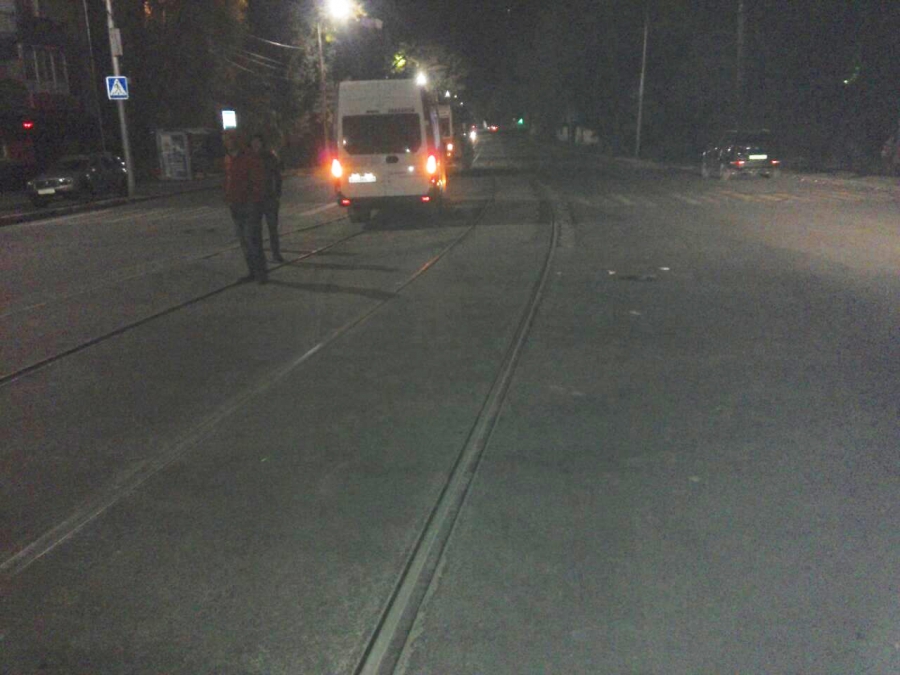 Пешеход-нарушитель попал под колеса микроавтобуса на Огородной