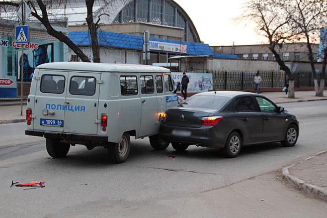 Автомобиль с бойцами «особого назначения» попал в ДТП у Сенного рынка