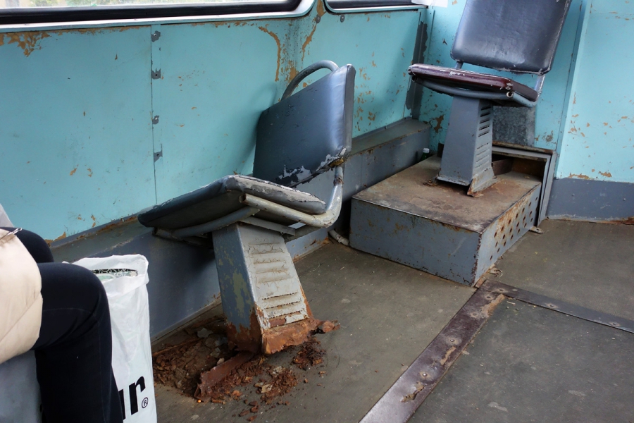 В саратовском трамвае сгнило и развалилось сиденье