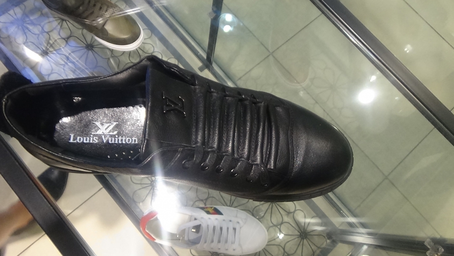 В балаковском ТЦ таможенники изъяли подделки под известные бренды