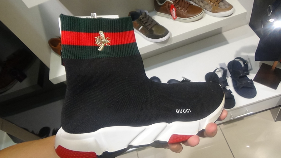 В балаковском ТЦ таможенники изъяли подделки под известные бренды