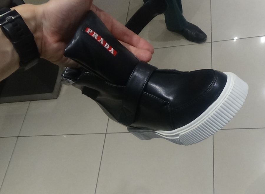 В балаковском ТЦ таможенники изъяли подделки под известные бренды