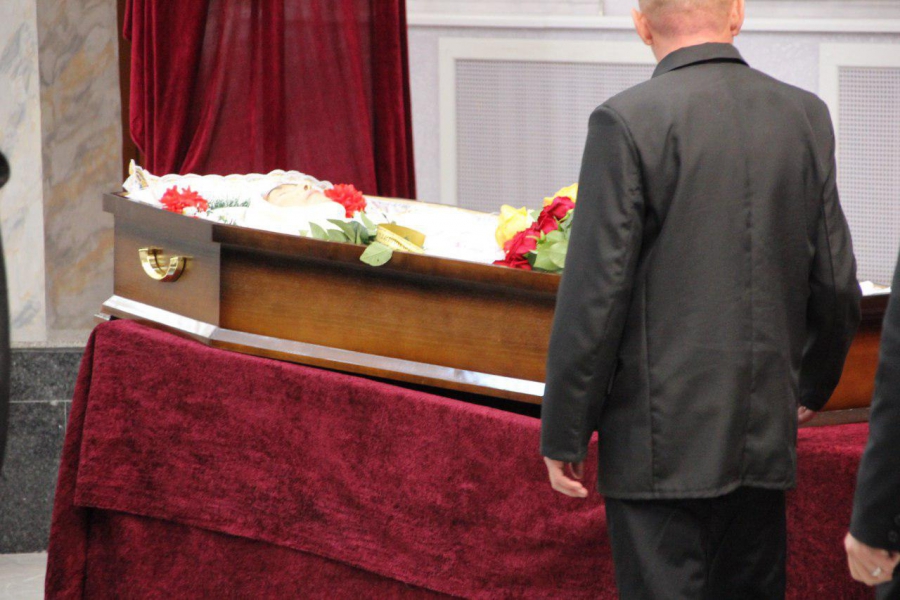 Лизу похоронили. Похороны Лизы Киселевой в гробу. Похороны Лизы Киселевой. Могила Лизы Киселевой.