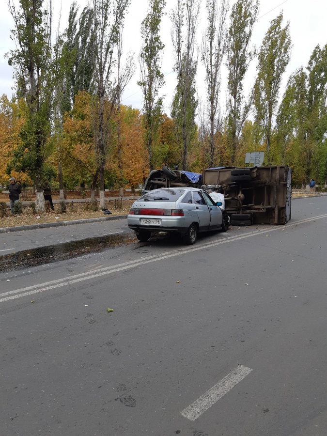 В Балакове грузовик «Почты России» упал на бок после ДТП с легковушкой