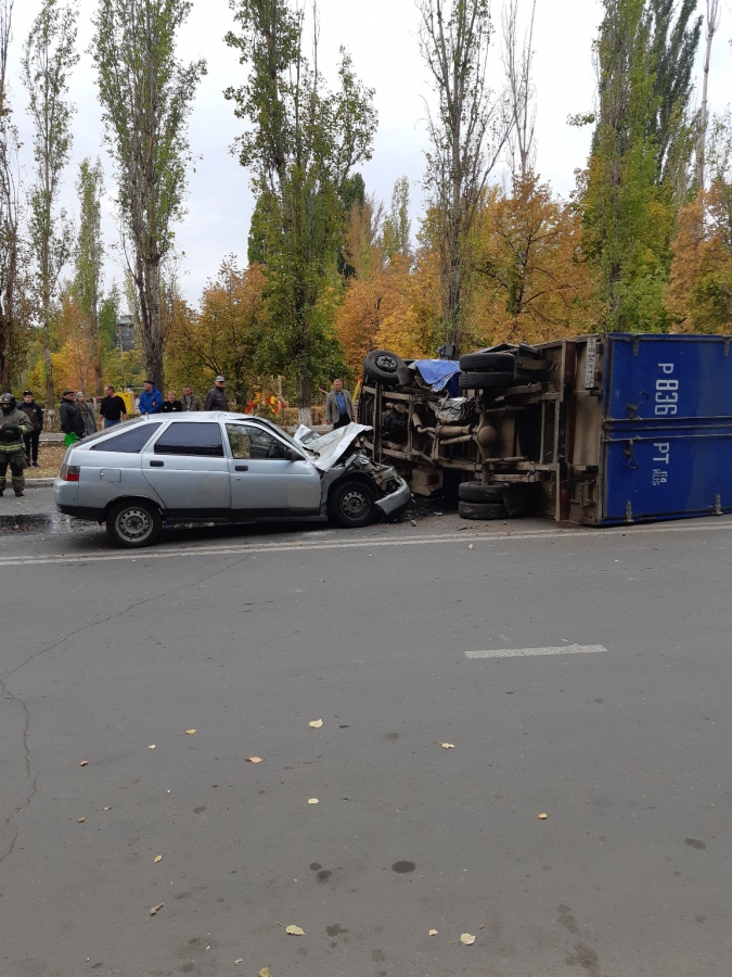 В Балакове грузовик «Почты России» упал на бок после ДТП с легковушкой