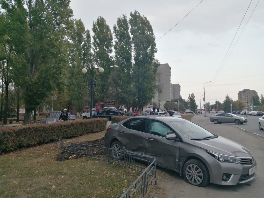 Водитель «Тойоты» получил травмы в массовой аварии в Балакове