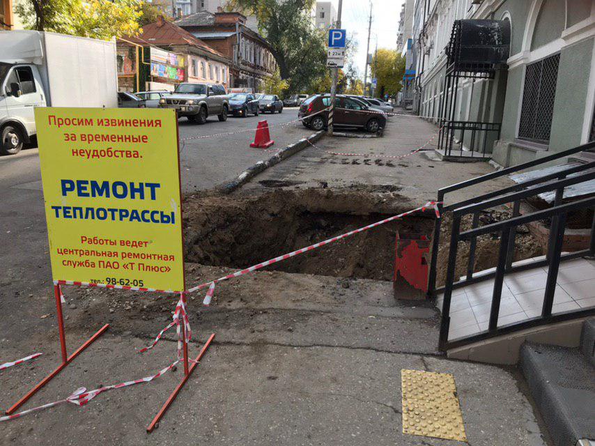 Коммунальщики разрыли тротуар и заставили саратовцев выходить на проезжую часть