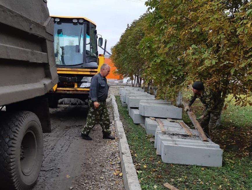 В Романовке рабочие приступают к благоустройству территории у нового бассейна