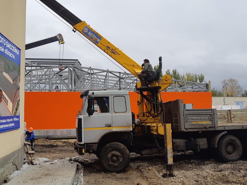 В Романовке рабочие приступают к благоустройству территории у нового бассейна