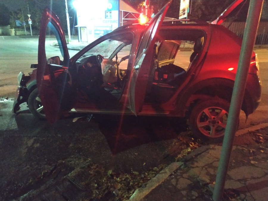 Иномарка протаранила забор Воскресенского кладбища. Погиб мужчина