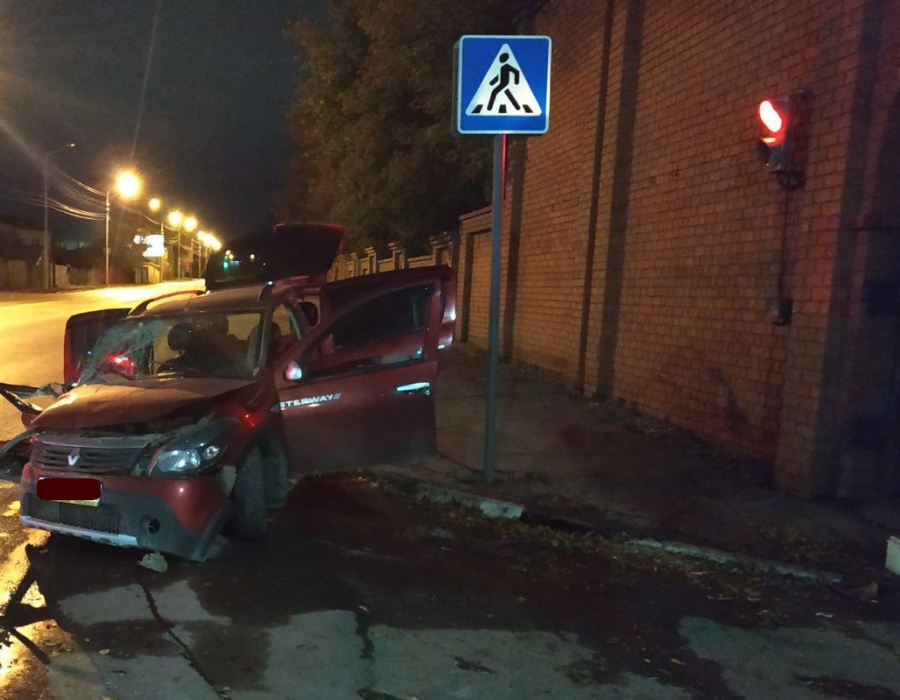 Иномарка протаранила забор Воскресенского кладбища. Погиб мужчина