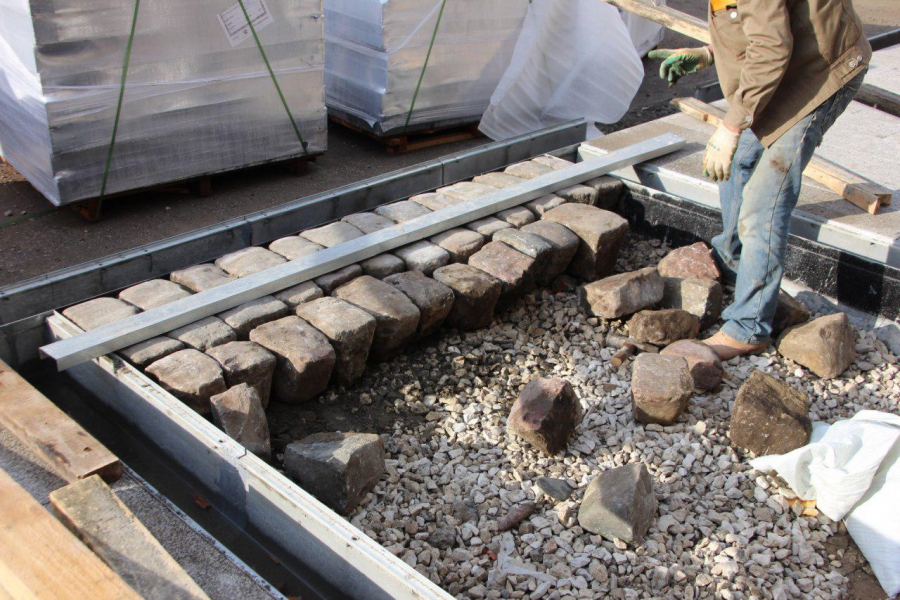 На проспекте Кирова начали монтировать арт-объект из исторической брусчатки