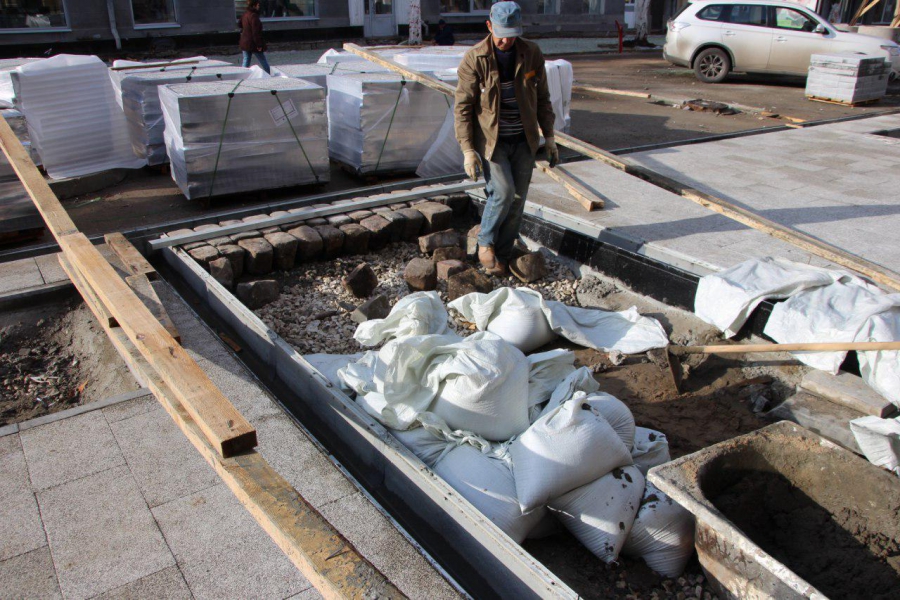 На проспекте Кирова начали монтировать арт-объект из исторической брусчатки