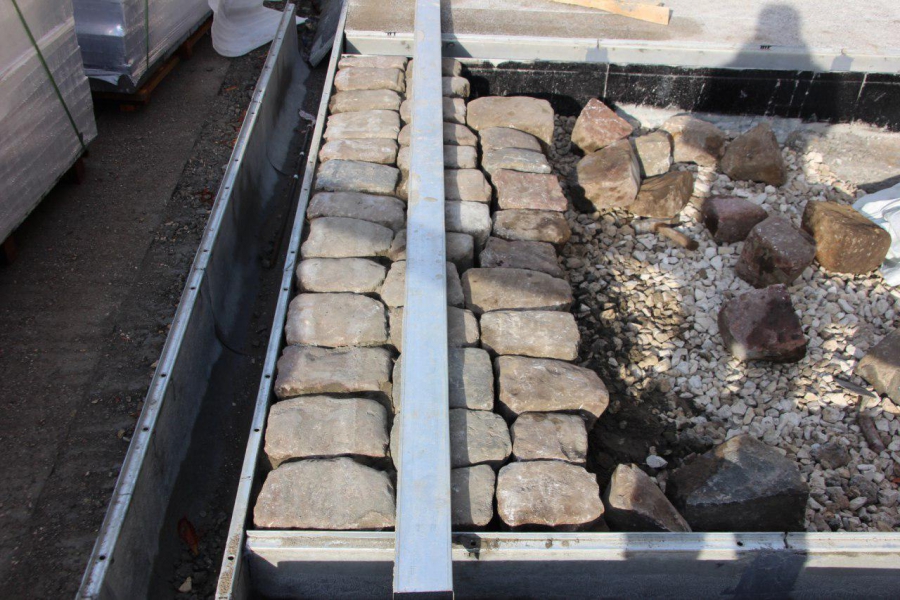 На проспекте Кирова начали монтировать арт-объект из исторической брусчатки