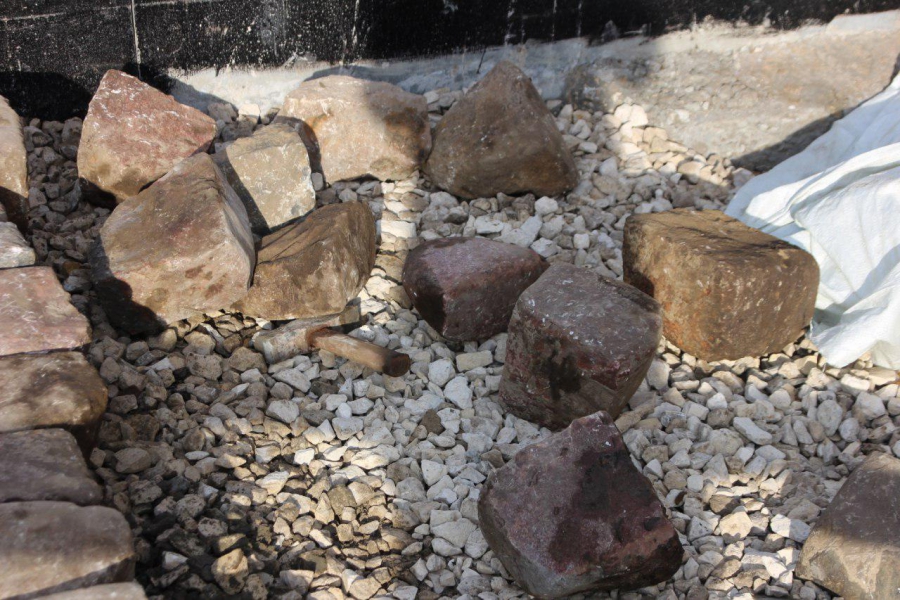 На проспекте Кирова начали монтировать арт-объект из исторической брусчатки