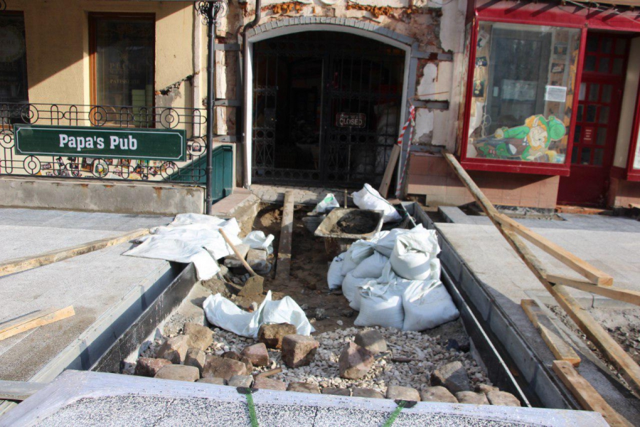 На проспекте Кирова начали монтировать арт-объект из исторической брусчатки