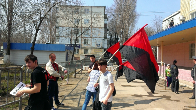 Десяток анархистов на окраине города выразили недовольство медициной