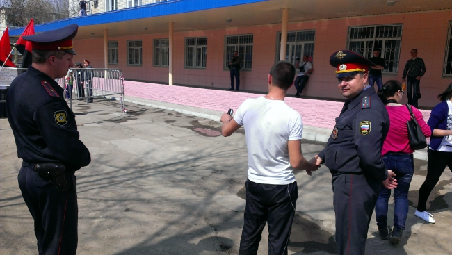 Десяток анархистов на окраине города выразили недовольство медициной