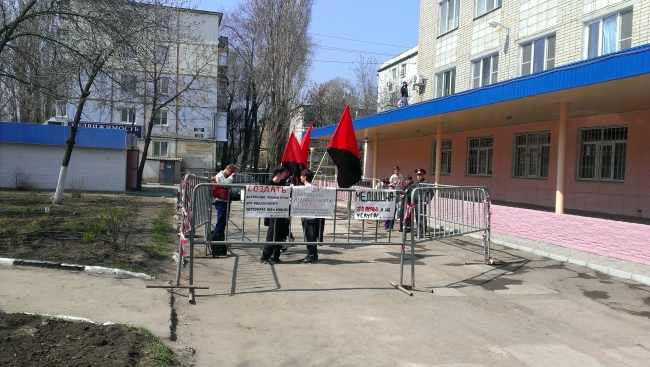 Десяток анархистов на окраине города выразили недовольство медициной