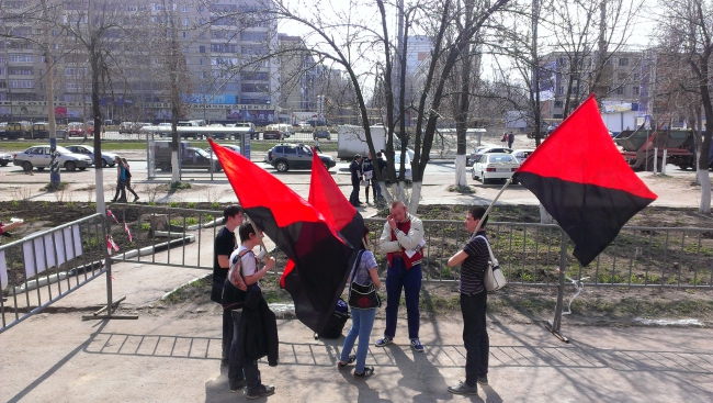 Десяток анархистов на окраине города выразили недовольство медициной