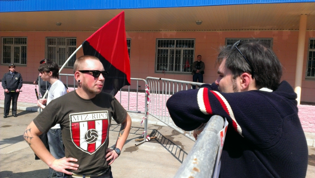 Десяток анархистов на окраине города выразили недовольство медициной