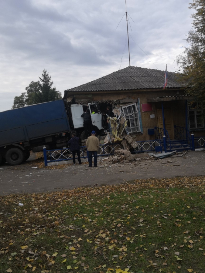 Саратовский дальнобойщик врезался в администрацию под Воронежем и умер