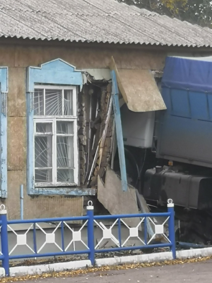 Саратовский дальнобойщик врезался в администрацию под Воронежем и умер