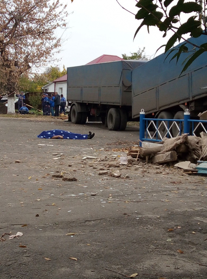 Саратовский дальнобойщик врезался в администрацию под Воронежем и умер