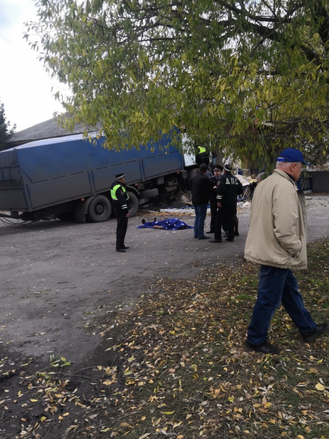 Саратовский дальнобойщик врезался в администрацию под Воронежем и умер