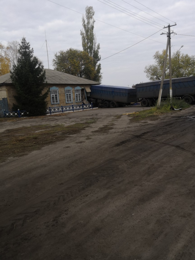 Саратовский дальнобойщик врезался в администрацию под Воронежем и умер