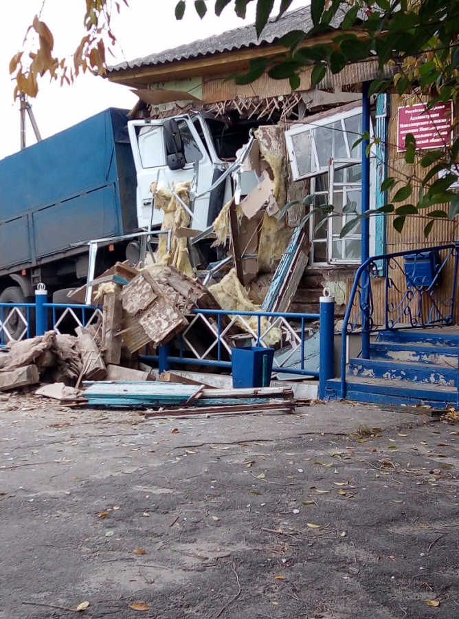 Саратовский дальнобойщик врезался в администрацию под Воронежем и умер