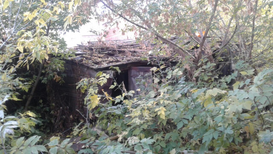 Рядом со школой на Рахова нашли опасный для детей двор